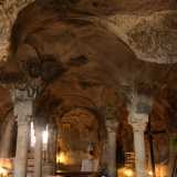 Dalle colonne poi dipartono archi a tutto sesto che si rincorrono per tutto il soffitto, articolandosi cos� in volte a crociera